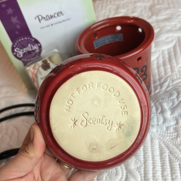 Scentsy Warmer Prancer Full Size Red Wax Warmer With wax melt EUC in box no bulb - Picture 6 of 17